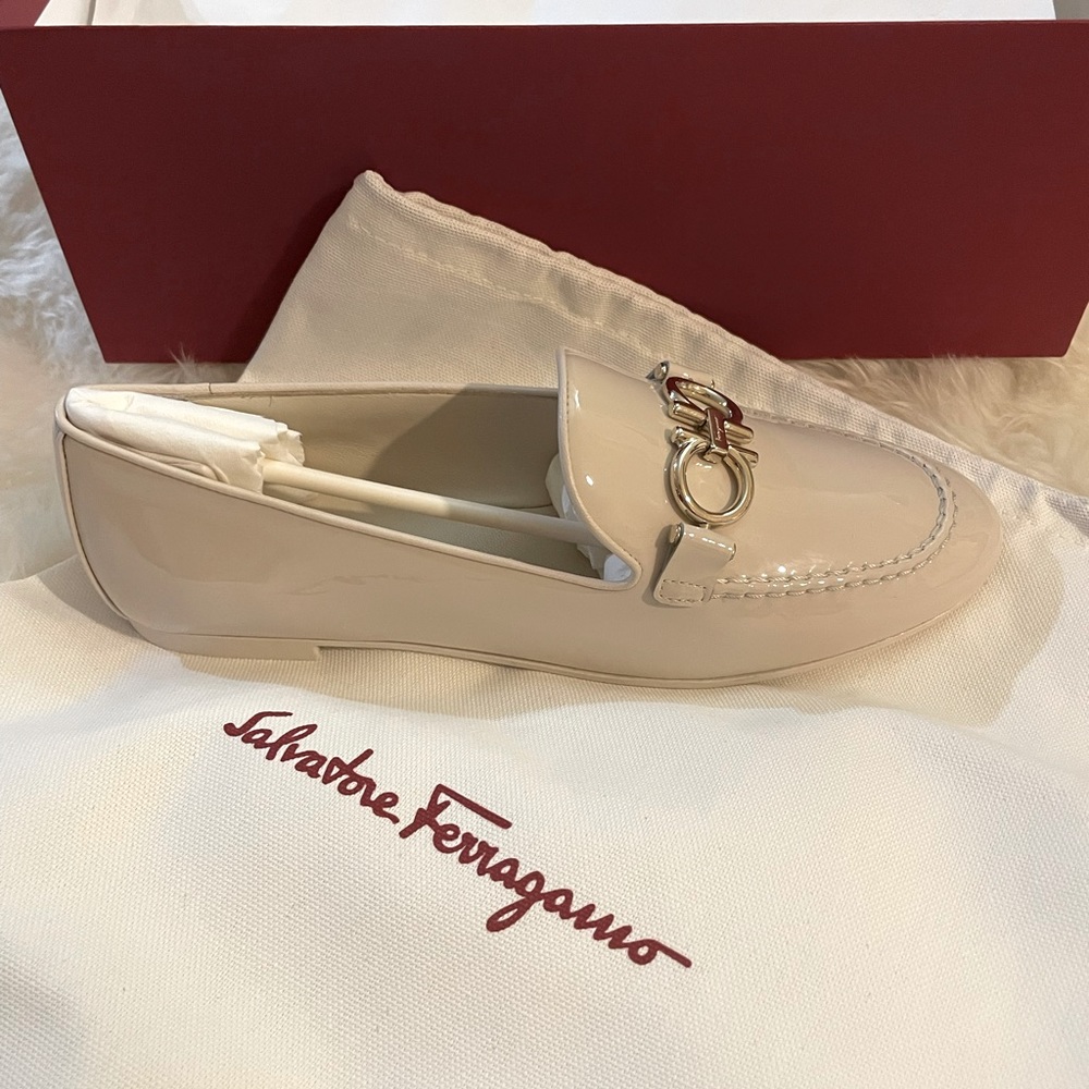 NEW Ferragamo Women Loafers with authenticity card, shoe box, dust bag Size 6